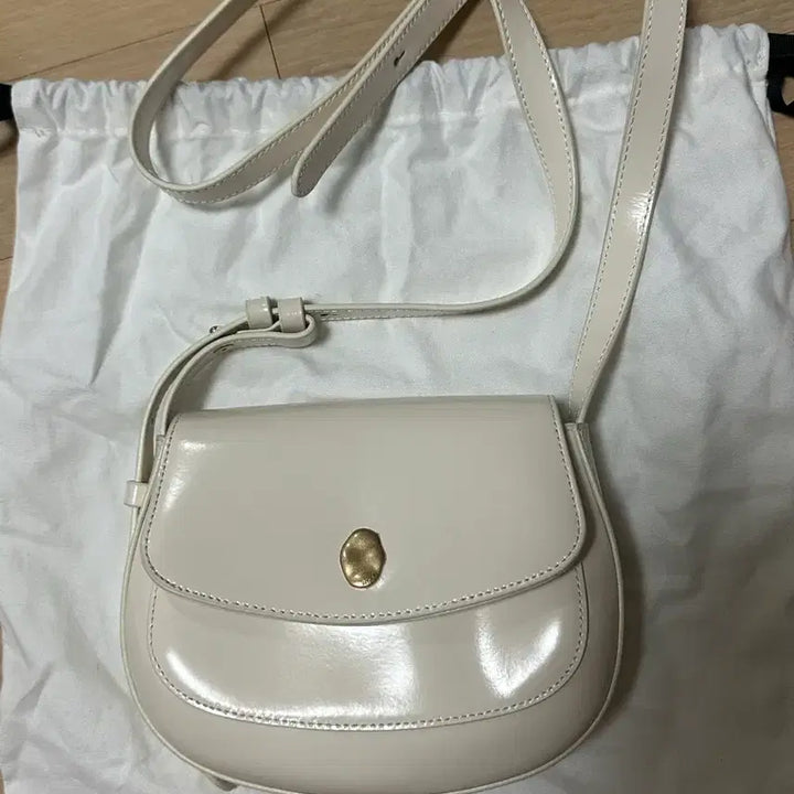 [BUNJANG] Ostkaka Amuse Mini Saddle Bag Ivory / 오스트카카 어뮤즈 미니 새들 아이보리