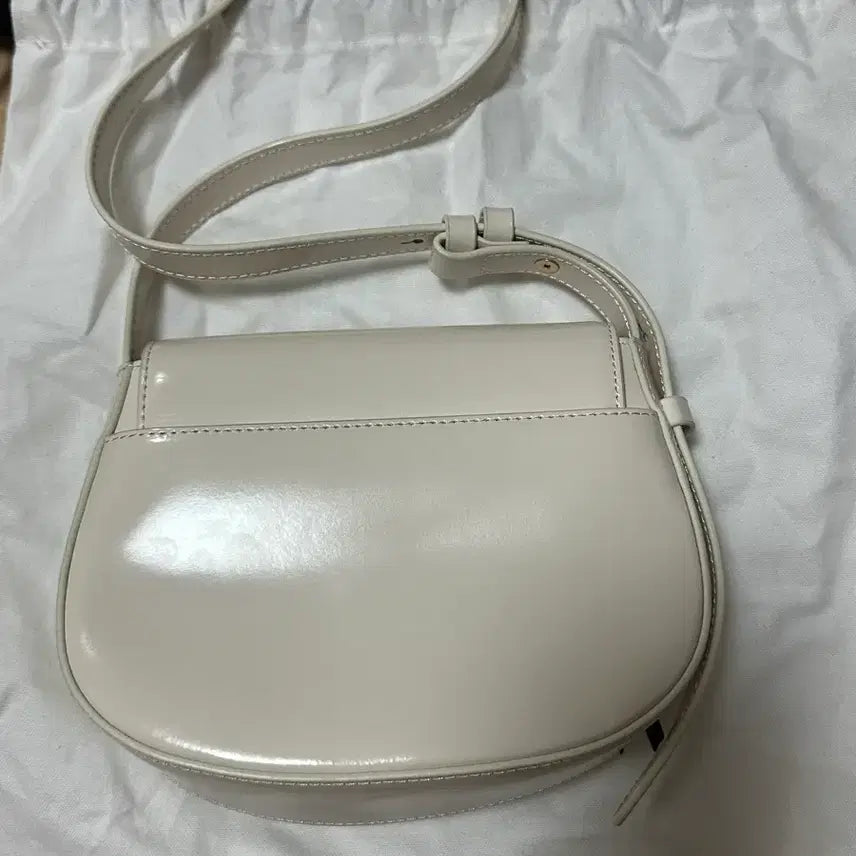 [BUNJANG] Ostkaka Amuse Mini Saddle Bag Ivory / 오스트카카 어뮤즈 미니 새들 아이보리
