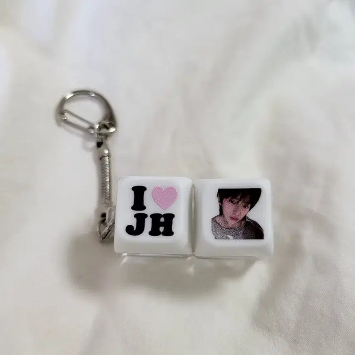 [BUNJANG] ILLIT Juhyun 2-Ring Keyring / 코르티스 키캡키링 -주훈