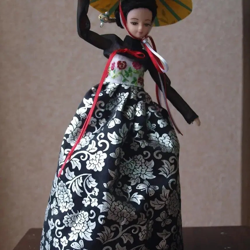 [BUNJANG] Yeonji Doll Mimi Doll Hanbok (Black Skirt, White Jeogori) / 연지인형 미미인형용 한복 판매