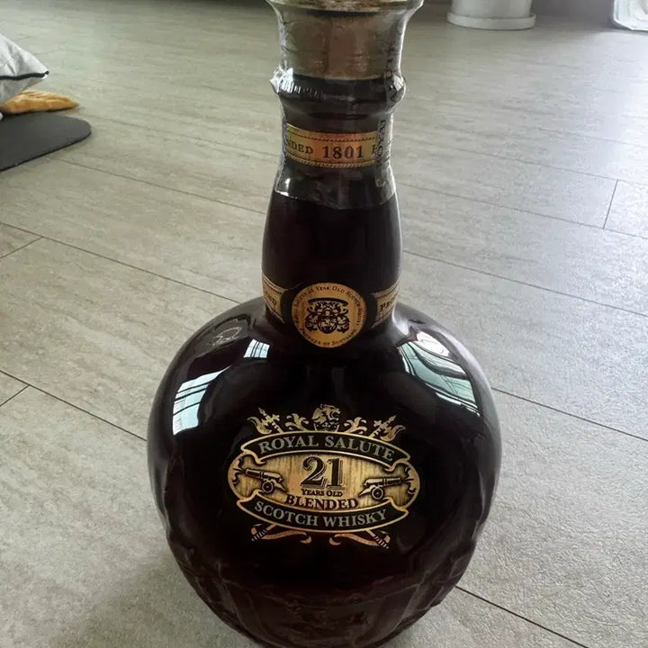 [BUNJANG] Royal Salute 21 Year Old Ruby Flagon Whisky / 로얄 살루트 21년산 루비 플라곤 위스키"}