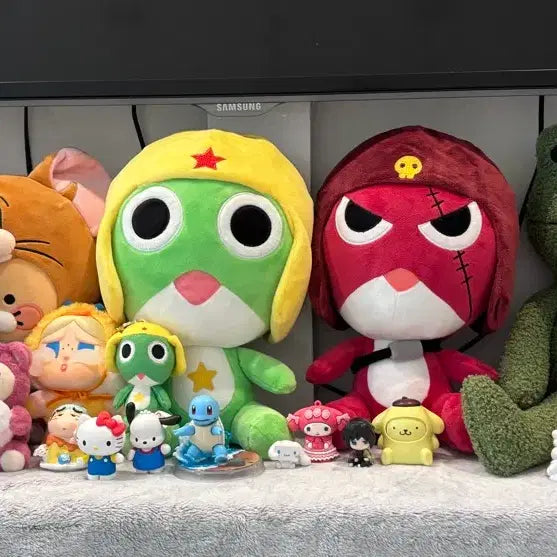 [BUNJANG] Assorted Figurines &amp; Gacha Dolls (Keroro, Hello Kitty, Pochacco, Giyu, Sakura, Shin-chan) / 사진 속 있는 제품 판매해요!