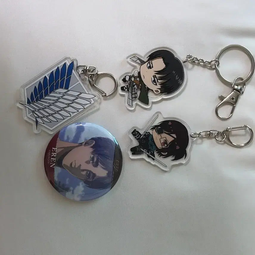 [BUNJANG] Attack on Titan Keyring &amp; Can Badge Bundle Set / 진격거 굿즈  (키링, 캔뱃지)