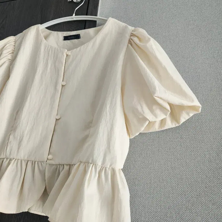 [BUNJANG] The J Linen Frill Blouse Size 55-66 / 더블제이 린넨 프릴 블라우스 55~66