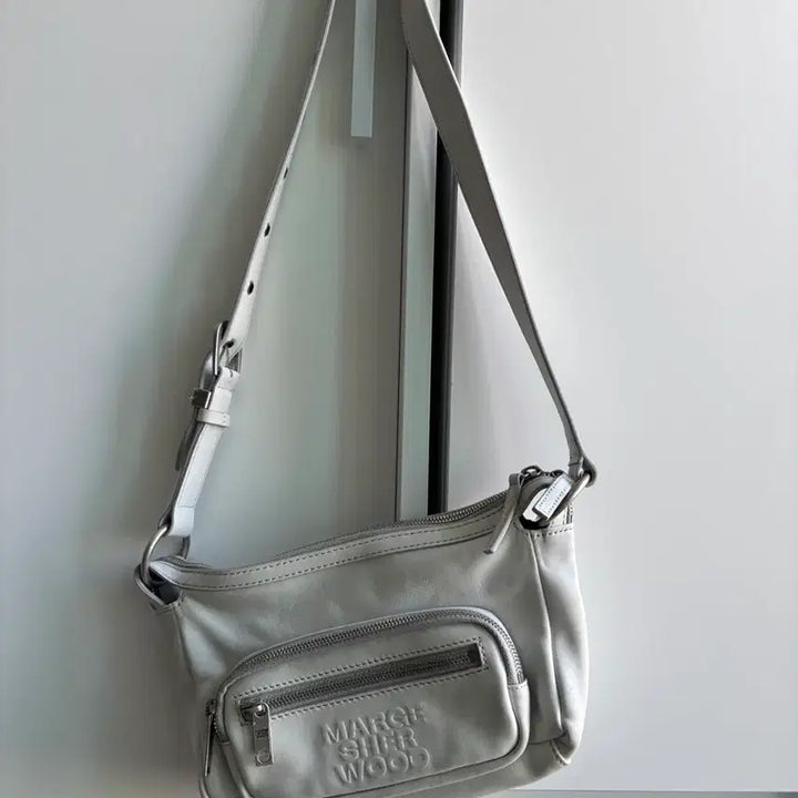 [BUNJANG] Magishood Outpocket Hobo Mini Off White Cracked / 마지셔우드 아웃포켓 호보 미니 off white cracked