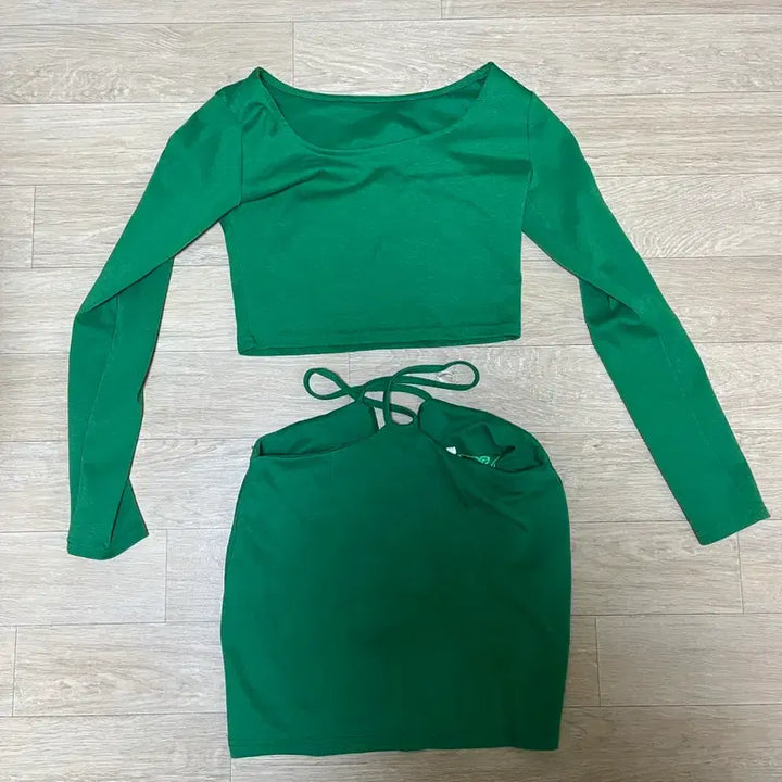 [BUNJANG] U-Neck Cropped Top and Waist Tie Mini Skirt Two-Piece Set / 유넥 크롭티 허리끈 미니스커트 투피스 세트