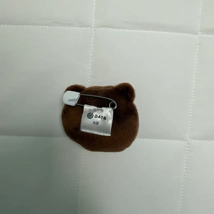 [BUNJANG] DAY6 DANNIMALS Bang Japan Toy Badge Hairpin / 데이식스 데니멀즈 방 일본 토이 뱃지 헤어핀