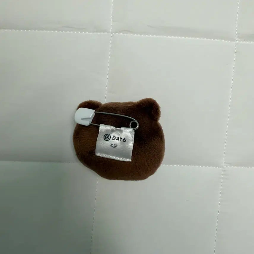 [BUNJANG] DAY6 DANNIMALS Bang Japan Toy Badge Hairpin / 데이식스 데니멀즈 방 일본 토이 뱃지 헤어핀