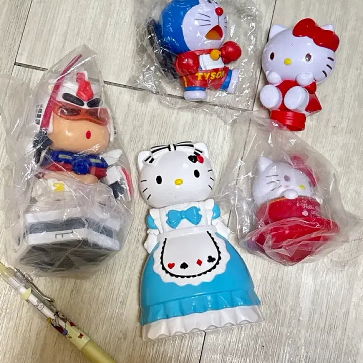 [BUNJANG] Classic Sanrio Kitty, Doraemon, and Crayon Shin-chan Figurines Bundle Set / (이사이슈)고전키티 고전도라에몽 짱구피규어 일괄