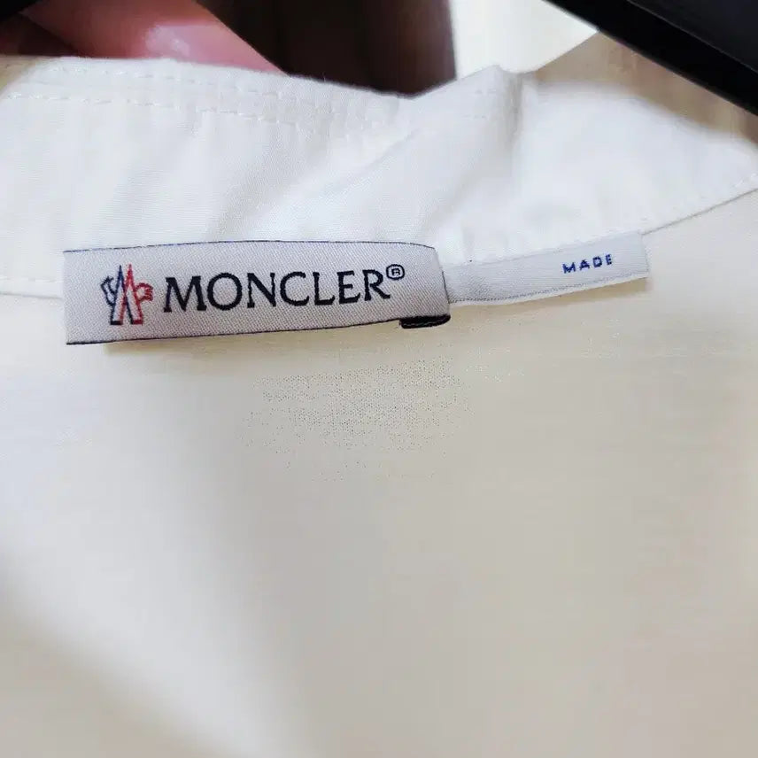 [BUNJANG] Moncler 23SS Ivory Open Collar Logo Patch Short Sleeve Shirt / 몽클레어 23SS 아이보리 오픈카라 와펜 셔츠반팔 정품 (드라이클리닝완료