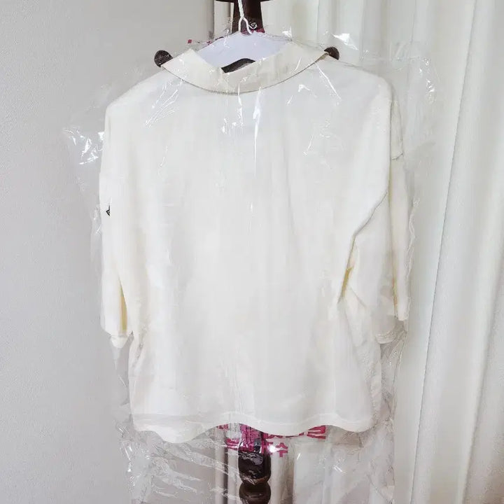 [BUNJANG] Moncler 23SS Ivory Open Collar Logo Patch Short Sleeve Shirt / 몽클레어 23SS 아이보리 오픈카라 와펜 셔츠반팔 정품 (드라이클리닝완료