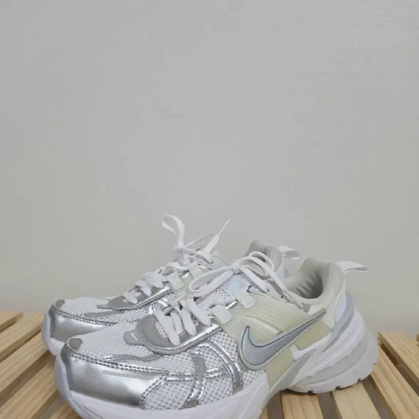 [BUNJANG] Nike V2K Run 245mm Sneakers / 245나이키 V2K 런  -1057