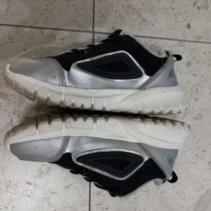[BUNJANG] Fila Kids Sneakers Black and Silver / 키즈 휠라 운동화 블랙 앤 실버200mm