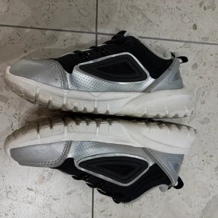 [BUNJANG] Fila Kids Sneakers Black and Silver / 키즈 휠라 운동화 블랙 앤 실버200mm