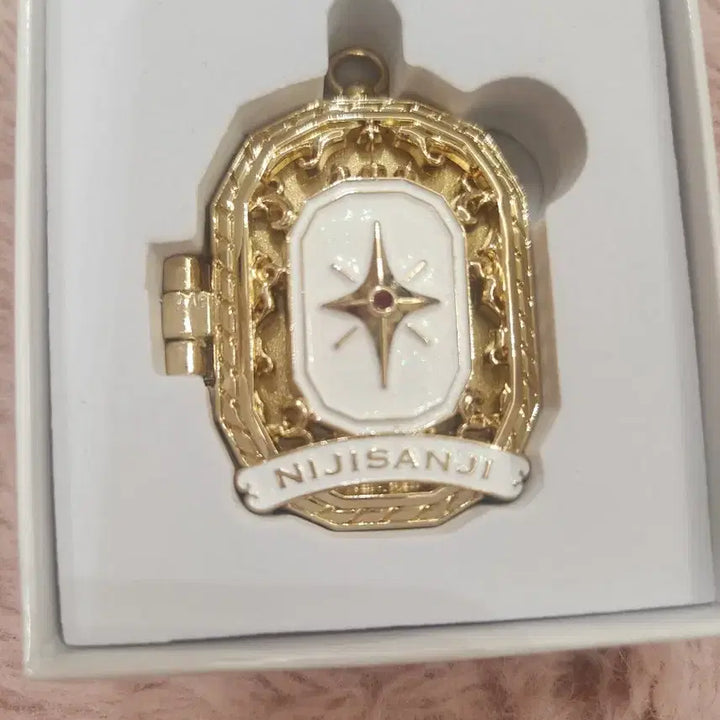 [BUNJANG] Nijisanji Akina Saegusa 6th Anniversary Rocket Pendant / 니지산지 6주년 사에구사 아키나 로켓팬던트