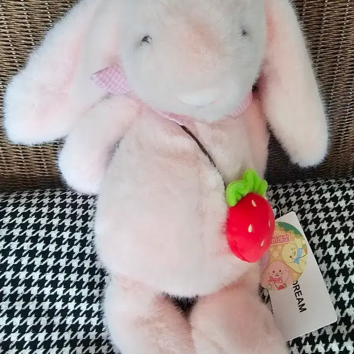 [BUNJANG] Pink Rabbit Plush Toy with Strawberry Accessory / [택 부착 신상품]토끼인형