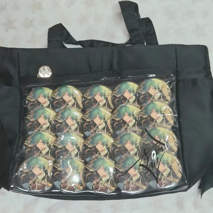 [BUNJANG] Maison de FLEUR Ita Bag Black x Tatsumi Feature 2 Can Badge Bundle Set / 메종드 플뢰르 이타백 블랙 앙스타 타츠미 피처2 캔뱃지 일괄