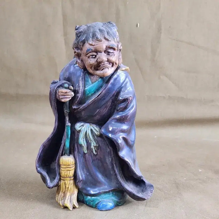 [BUNJANG] Japanese Ceramic Statue of a Fortune-Gathering Grandfather / 일본에서온 구곡 복을 쓸어오는 할아버지 도자상