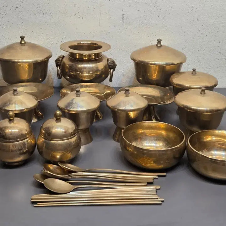 [BUNJANG] Important Intangible Cultural Property No. 77 Lee Bong-ju Bronze Ware Set (15 pieces) with 6 Pairs of Chopsticks and Spoons / 중요무형문화재 제77호 이봉주 놋그릇 총 15점과 수저6벌셋트