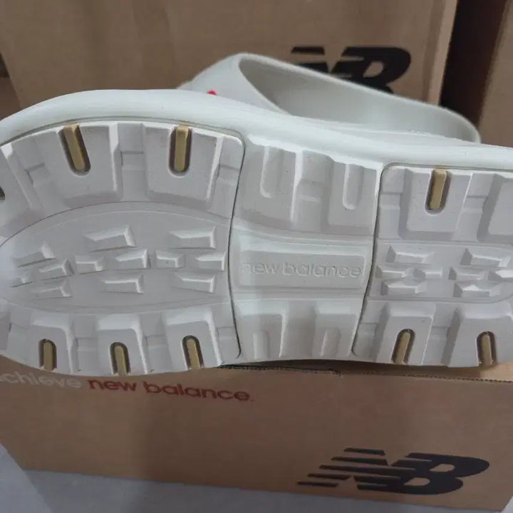 [SOLD OUT] 뉴발란스 SD5501IV 250사이즈 새상품