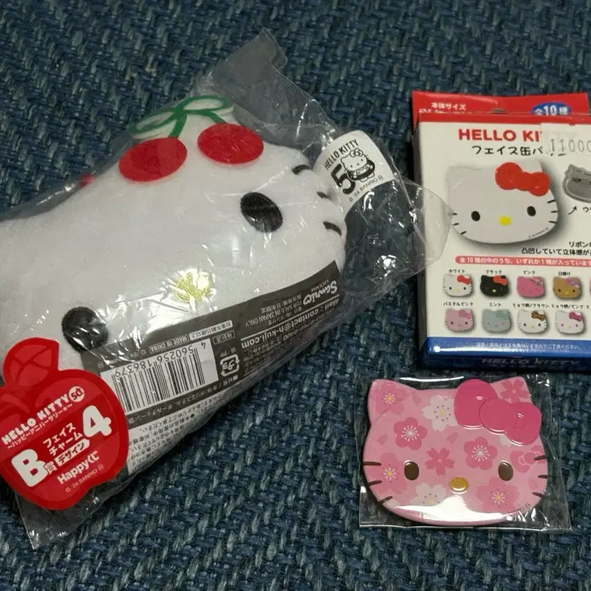 [BUNJANG] Hello Kitty 50th Anniversary Kuji B Cherry Blossom Mini Cushion &amp; Badge Set / 헬로키티 50주년 쿠지 B 미니쿠션 벚꽃키티 얼굴뱃지