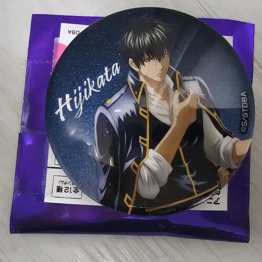 [BUNJANG] Gintama Exhibition Original Art &amp; "Caught in the Rain" Can Badge - Hijikata / 은혼 전시회 원화, 비맞는 캔뱃지 히지카타 팝니다
