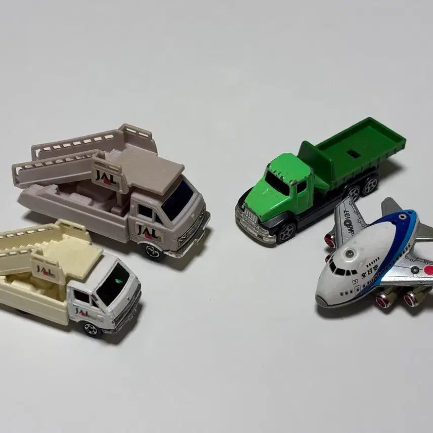 [BUNJANG] Tomica Airport Vehicles Set / [올드 미니카]공항 차량 4종 (토미카)