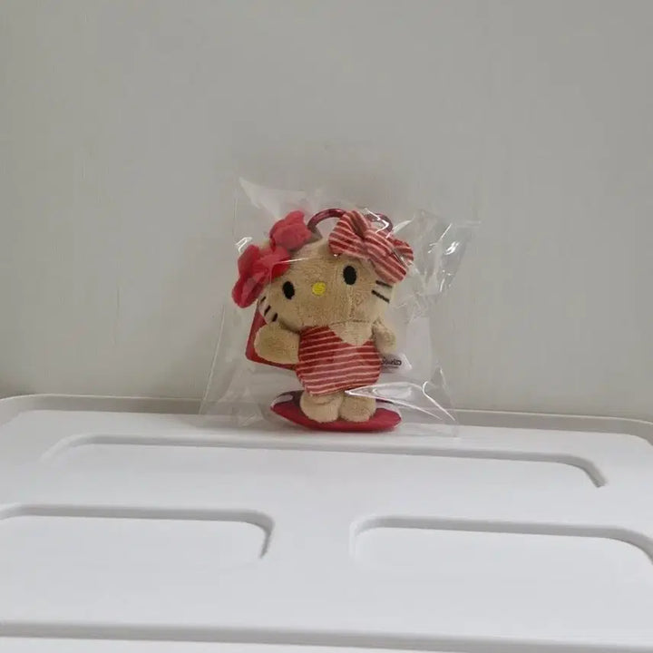 [BUNJANG] Hello Kitty Tanning Surfing Board Water Play Keychain Doll / 1명 특가 태닝 헬로키티 서핑보드 물놀이 키링 인형