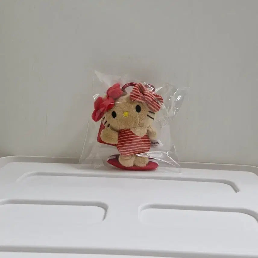 [BUNJANG] Hello Kitty Tanning Surfing Board Water Play Keychain Doll / 1명 특가 태닝 헬로키티 서핑보드 물놀이 키링 인형