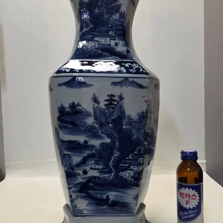 [BUNJANG] Large Cobalt Blue Celadon Porcelain Landscape Royal Large Vase (Height 43cm, Weight 2.7kg) / 대형 청대 청화백자 산수문 황실 대화병 높이43cm무게2.7kg 할인처분