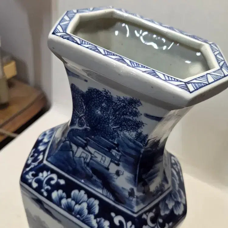 [BUNJANG] Large Cobalt Blue Celadon Porcelain Landscape Royal Large Vase (Height 43cm, Weight 2.7kg) / 대형 청대 청화백자 산수문 황실 대화병 높이43cm무게2.7kg 할인처분