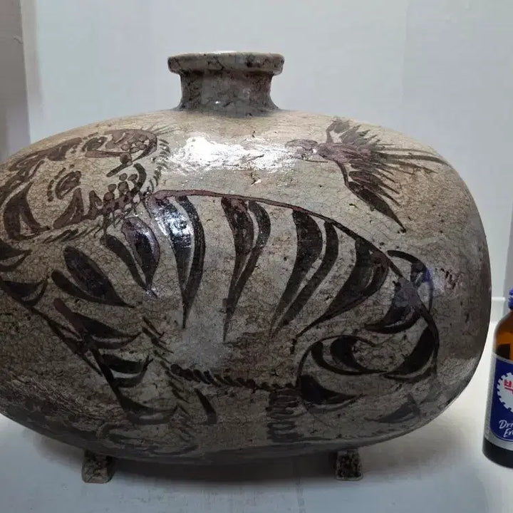 [BUNJANG] Large Joseon Dynasty Iron-Painted Magpie and Tiger General Jar (38cm Width, 30cm Height, 6.1kg) / 대형 송대 철화 까치호랑이 장군병  가로38cm세로30cm무게6.1kg