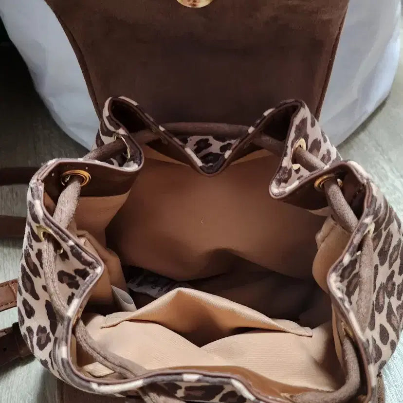 [BUNJANG] Hello Kitty Leopard Suede Mini Backpack / 헬로키티 레오파드 호피 스웨이드 미니백팩