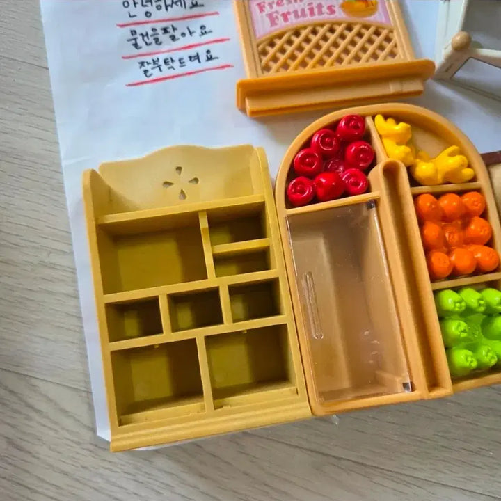 [BUNJANG] Sylvanian Families Play Pen Set with Bookshelf, Garden, and Supermarket (Used) / 실바니안 정리합니다아