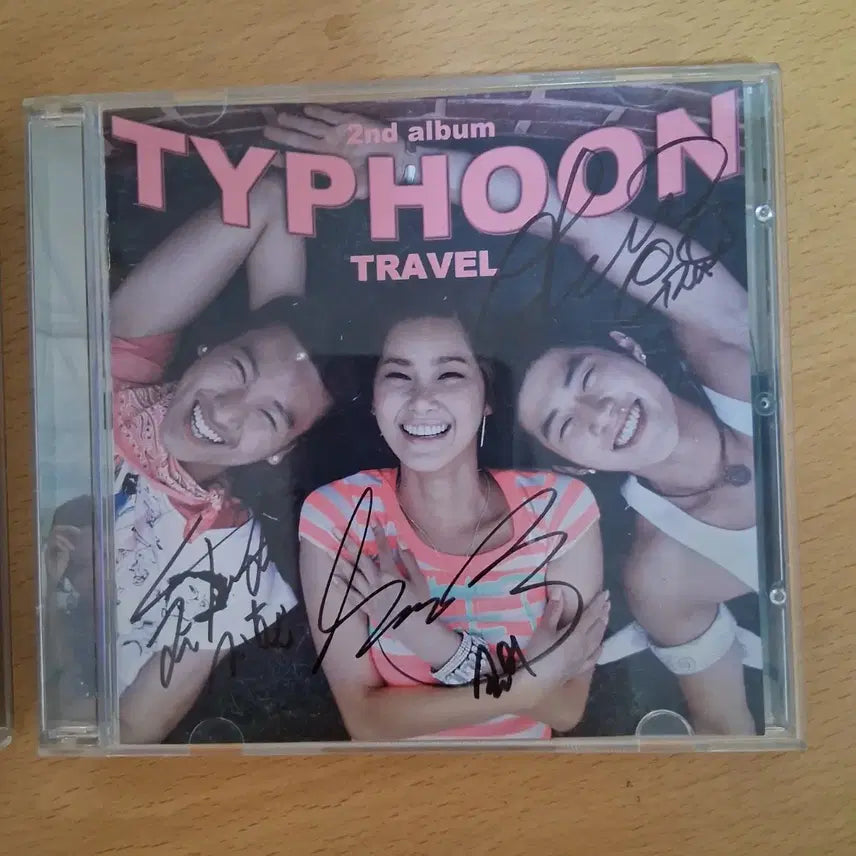 [BUNJANG] Sssswe 1st Album CD &amp; Typoon 2nd Album CD Bundle Set (Rare Autographed Edition) / 희귀 싸인반 2장 일괄 쎄쎄쎄 1집 씨디 / 티이푼 2집 씨디