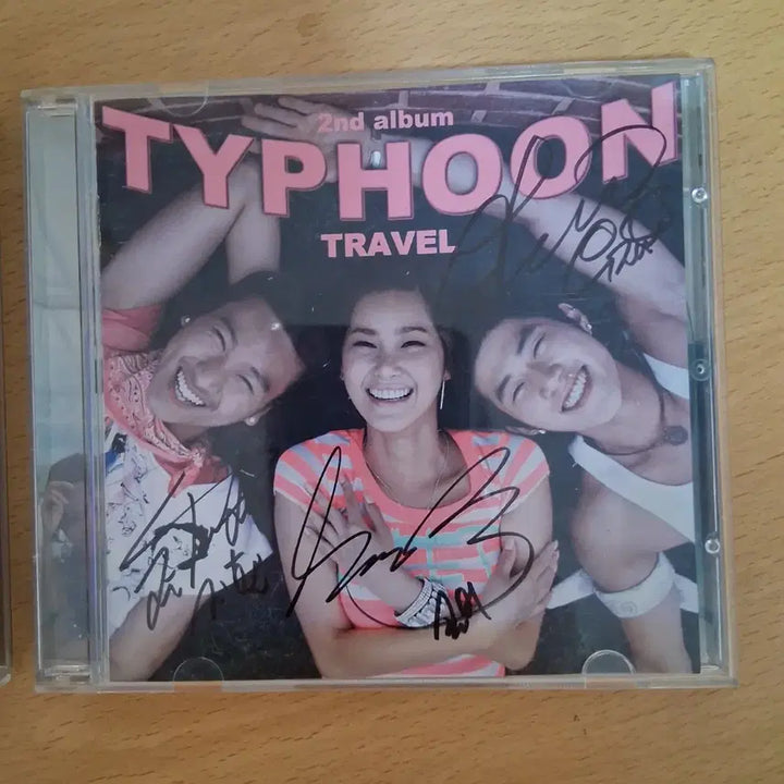 [BUNJANG] Sssswe 1st Album CD &amp; Typoon 2nd Album CD Bundle Set (Rare Autographed Edition) / 희귀 싸인반 2장 일괄 쎄쎄쎄 1집 씨디 / 티이푼 2집 씨디