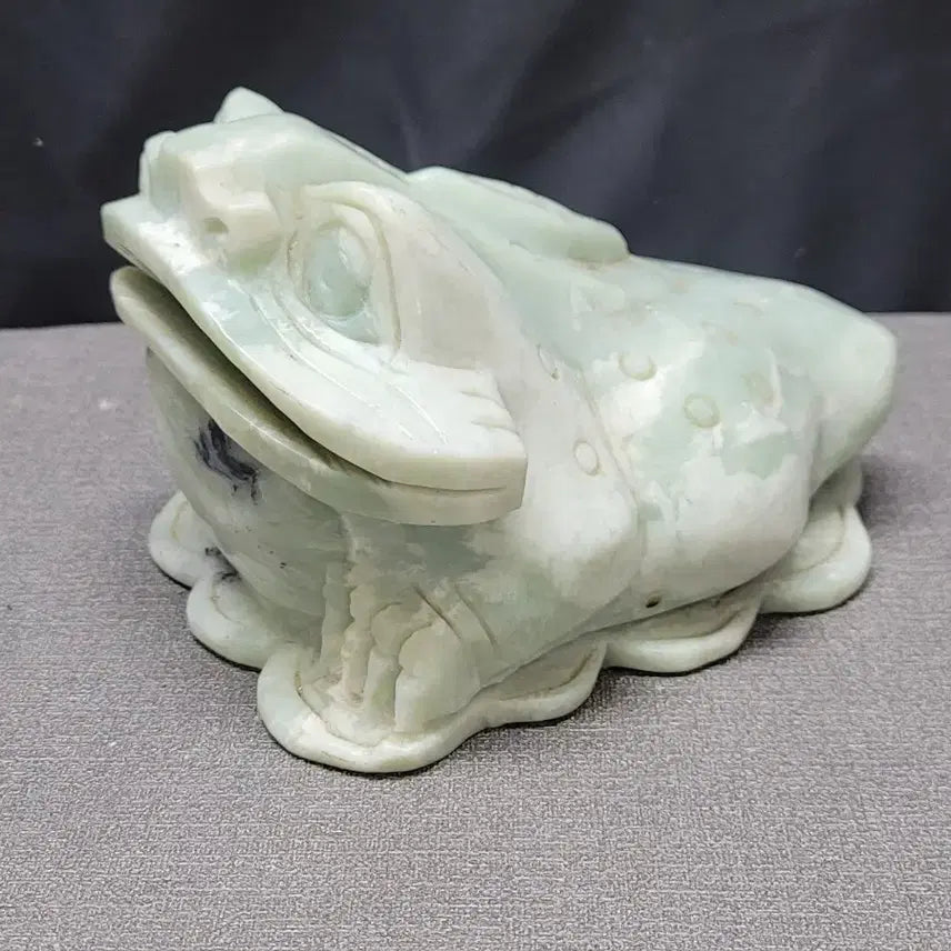 [BUNJANG] Celadon Jade Three-Legged Toad Figurine / 청옥 삼족 두꺼비
