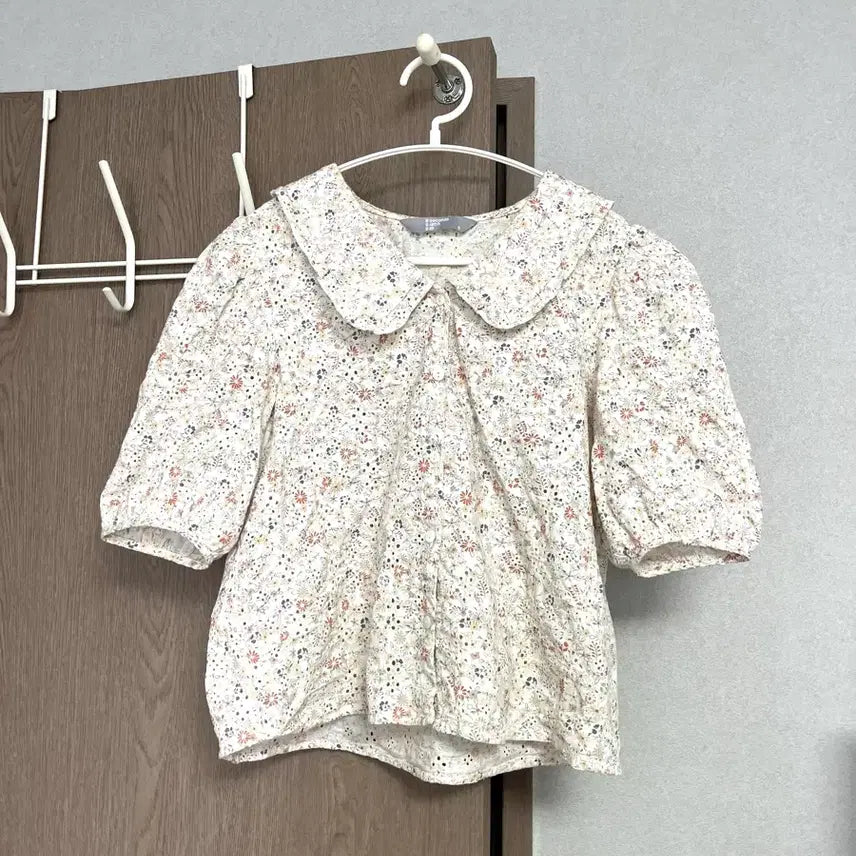 [SOLD OUT] 에잇세컨즈 플라워 퍼프 소매 카라 반팔 블라우스
