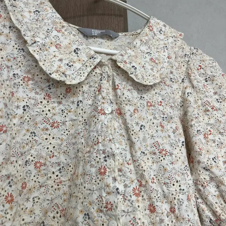[SOLD OUT] 에잇세컨즈 플라워 퍼프 소매 카라 반팔 블라우스