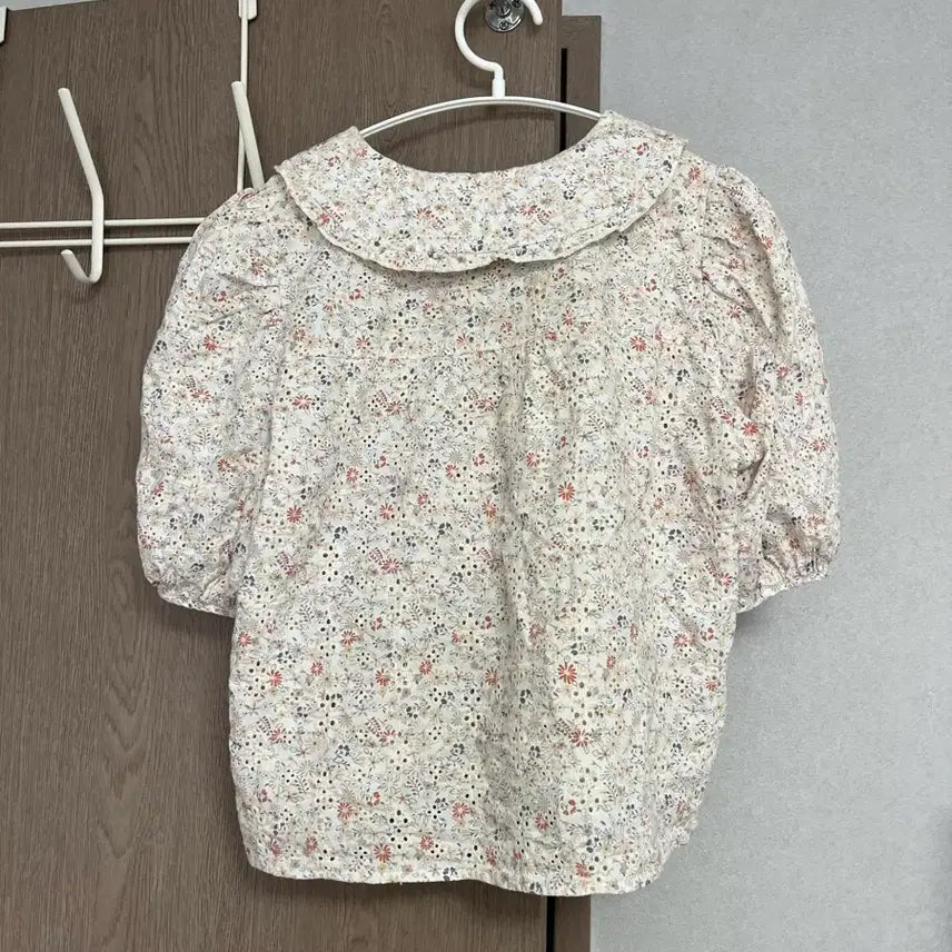 [SOLD OUT] 에잇세컨즈 플라워 퍼프 소매 카라 반팔 블라우스