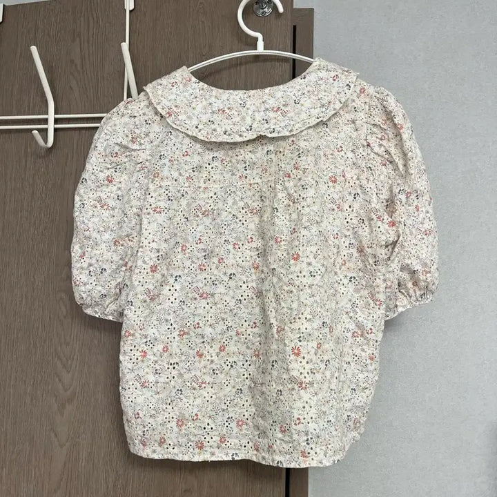 [SOLD OUT] 에잇세컨즈 플라워 퍼프 소매 카라 반팔 블라우스