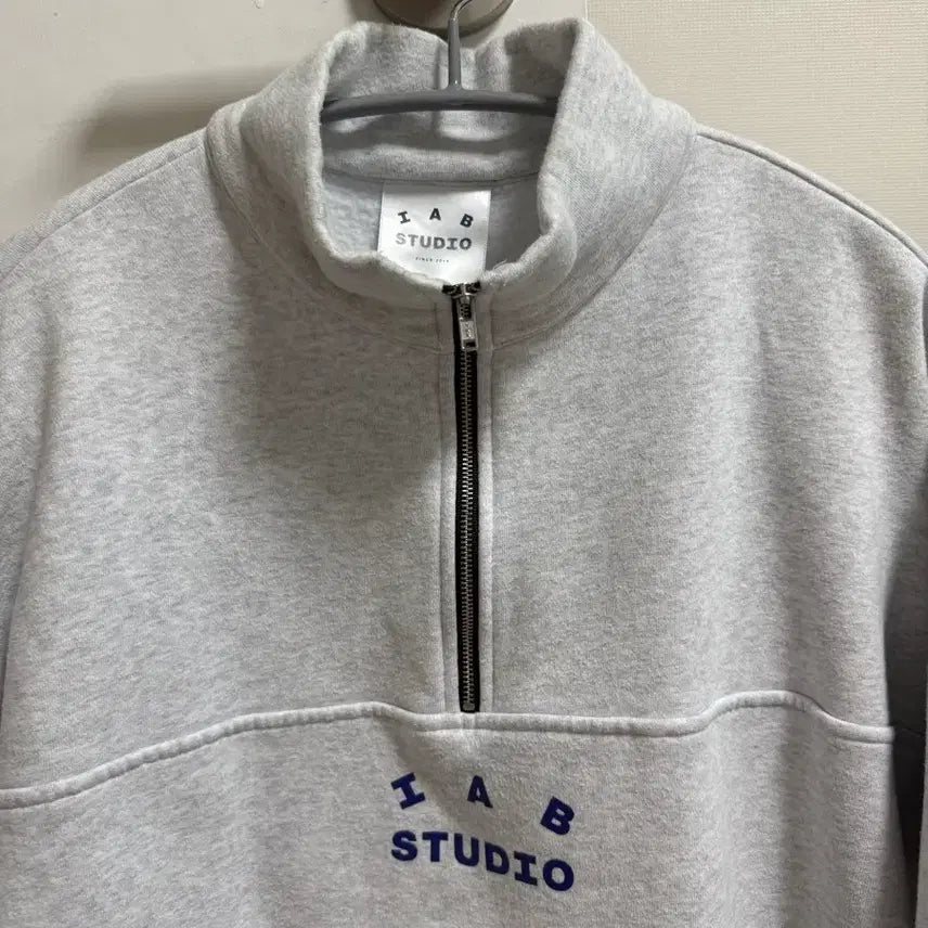 [SOLD OUT] 아이앱 스튜디오 하프집업 맨투맨 L 정품 초판