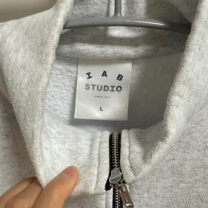 [SOLD OUT] 아이앱 스튜디오 하프집업 맨투맨 L 정품 초판
