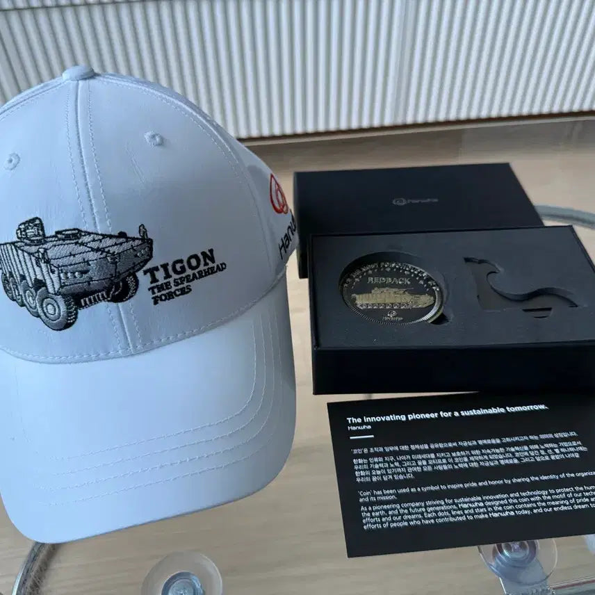 [BUNJANG] Hanwha Defense TIGON Armored Vehicle Embroidered Ball Cap + REDBACK Challenge Coin Set / [일괄] 한화에어로스페이스 방산 굿즈 세트 (타이곤 자수 볼캡 + 코인)