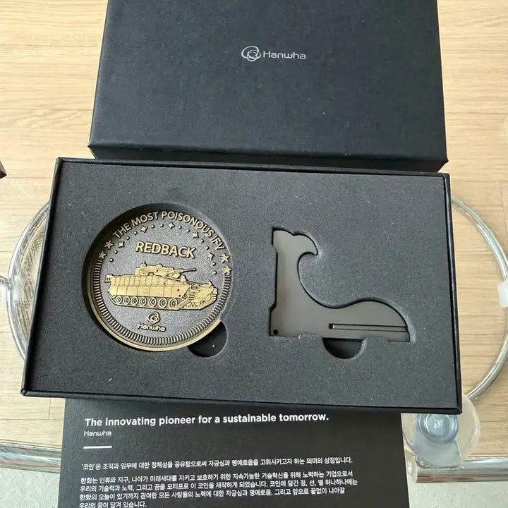 [BUNJANG] Hanwha Defense TIGON Armored Vehicle Embroidered Ball Cap + REDBACK Challenge Coin Set / [일괄] 한화에어로스페이스 방산 굿즈 세트 (타이곤 자수 볼캡 + 코인)