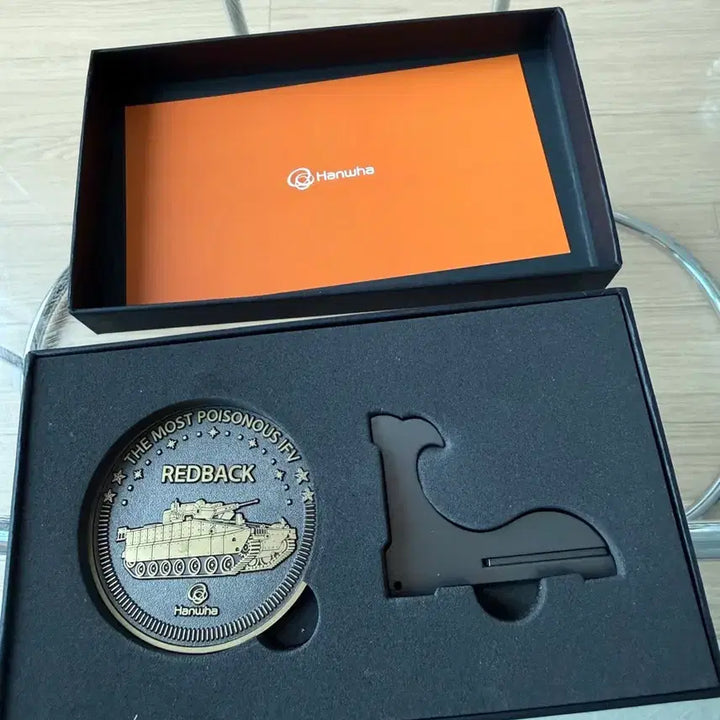 [BUNJANG] Hanwha Defense TIGON Armored Vehicle Embroidered Ball Cap + REDBACK Challenge Coin Set / [일괄] 한화에어로스페이스 방산 굿즈 세트 (타이곤 자수 볼캡 + 코인)