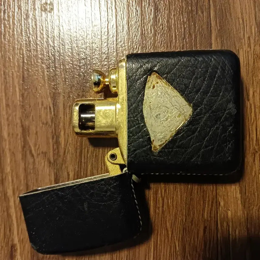 [BUNJANG] Gold Lighter with Black Leather Cover / 골드 라이터 블랙 가죽 커버