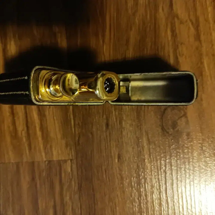 [BUNJANG] Gold Lighter with Black Leather Cover / 골드 라이터 블랙 가죽 커버