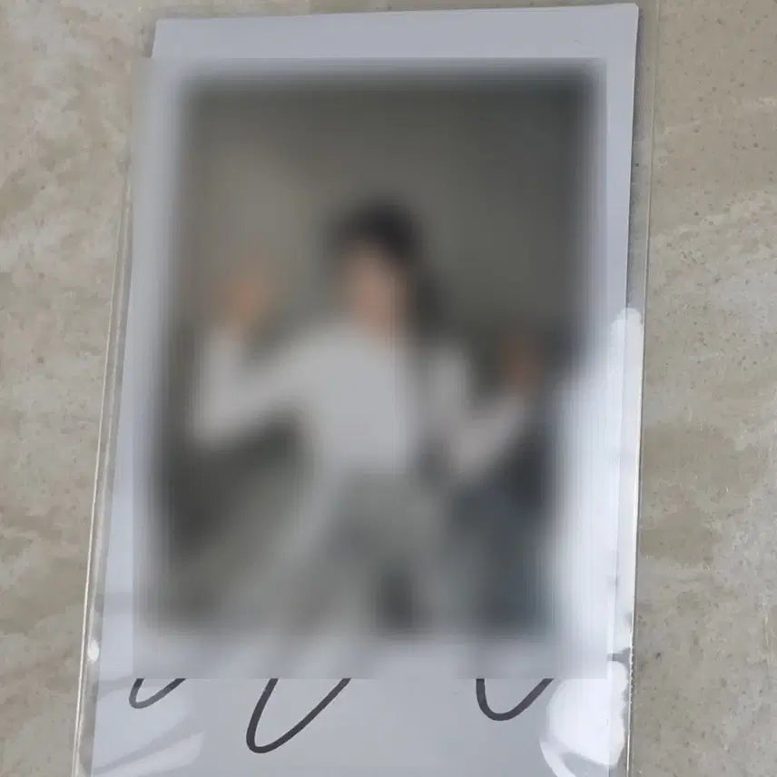 [BUNJANG] Resene Wonie Signed Polaroid / 리센느 원이 사인 폴라로이드 양도