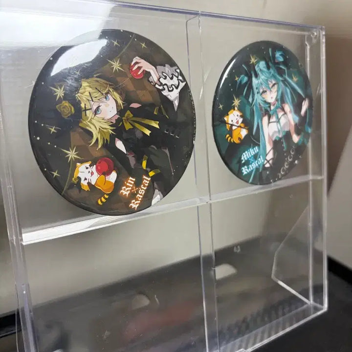 [BUNJANG] Caravan Hatsune Miku x Rascal 2023 Collaboration Can Badge &amp; Storage Case Set / 카라반 하츠네미쿠 X 라스칼 2023 콜라보 캔뱃지 + 캔뱃지 보관함